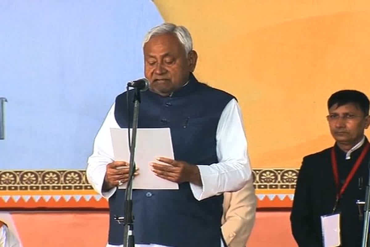 Nitish Kumar Oath Ceremony Live: नीतीश कुमार ने ली बिहार CM पद की शपथ.. PM मोदी भी मंच पर मौजूद, कौन से मंत्री भी ले रहें है शपथ.. देखें Live