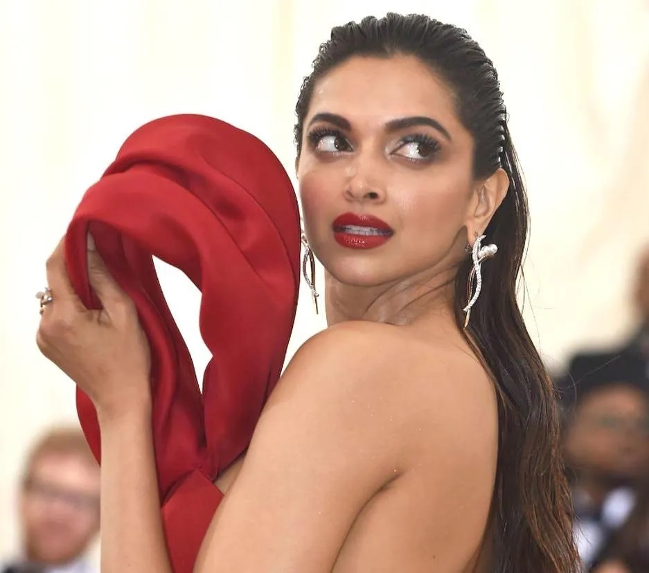 Deepika Padukon Sexy Video - Actress Deepika Padukone opens all buttons of court in front of camera