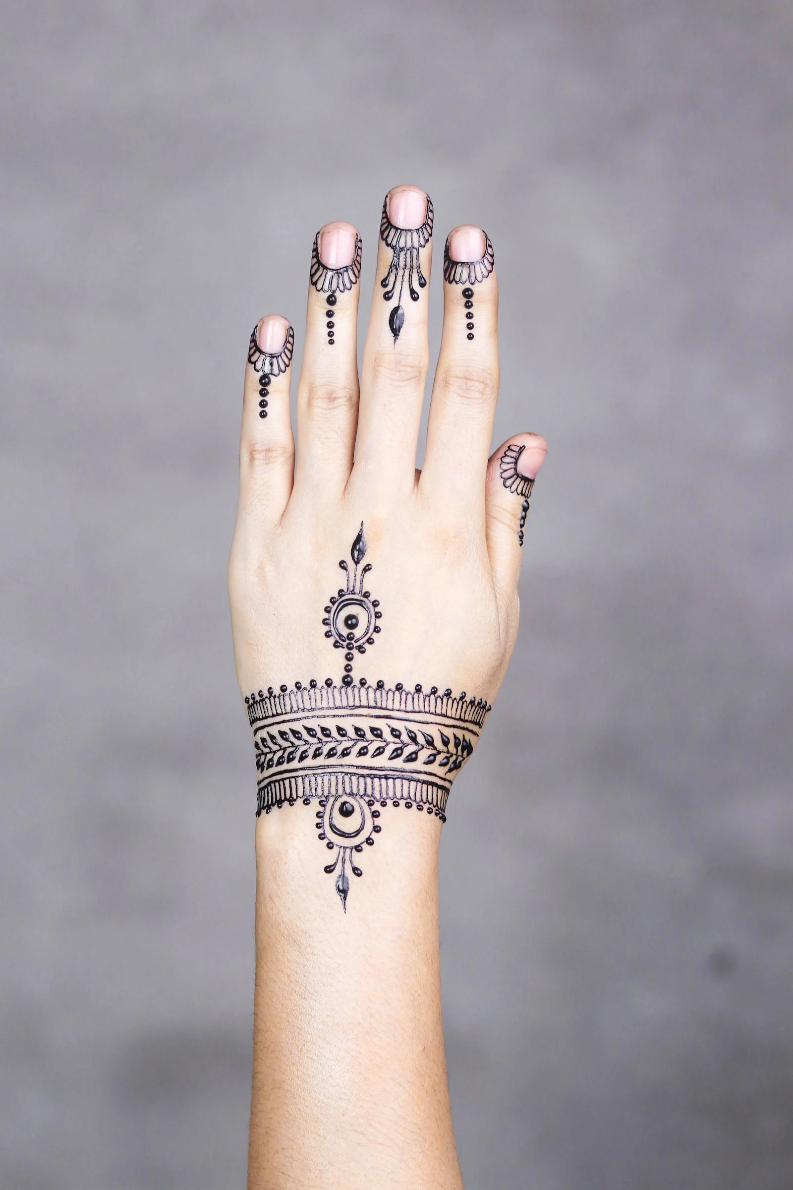 Mehndi Design: गुलाब के फूल वाले ब्रेसलेट मेहंदी डिजाइन को ट्राई करें