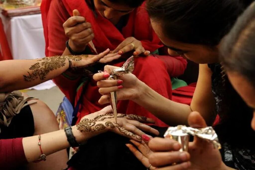 Bel Mehndi Designs: मेहंदी में इन 10 तरीकों से बना सकती हैं आप बेल डिजाइंस  | see pics of different types of bel mehndi | HerZindagi