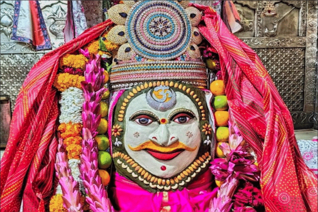 Priests perform 'Bhasma Aarti' at Ujjain's Mahakaleshwar Jyotirlinga temple  on Rakshabandhan