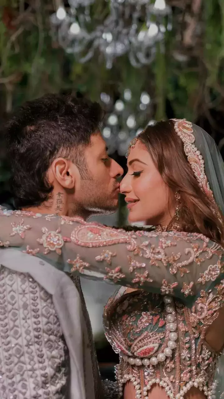 While the groom Raja Karan completed his look by wearing a gray sherwani and a golden turban, the couple is seen very happy with each other in the viral pictures.